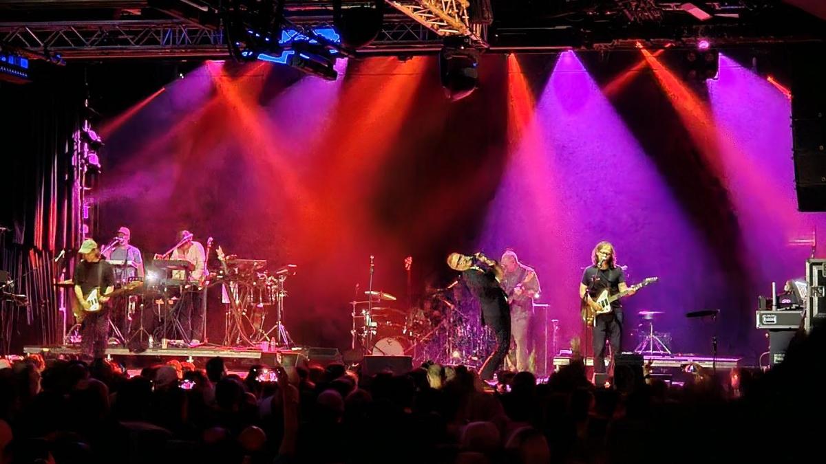 Una noche íntima en Razzmatazz que nos devolvió a casa