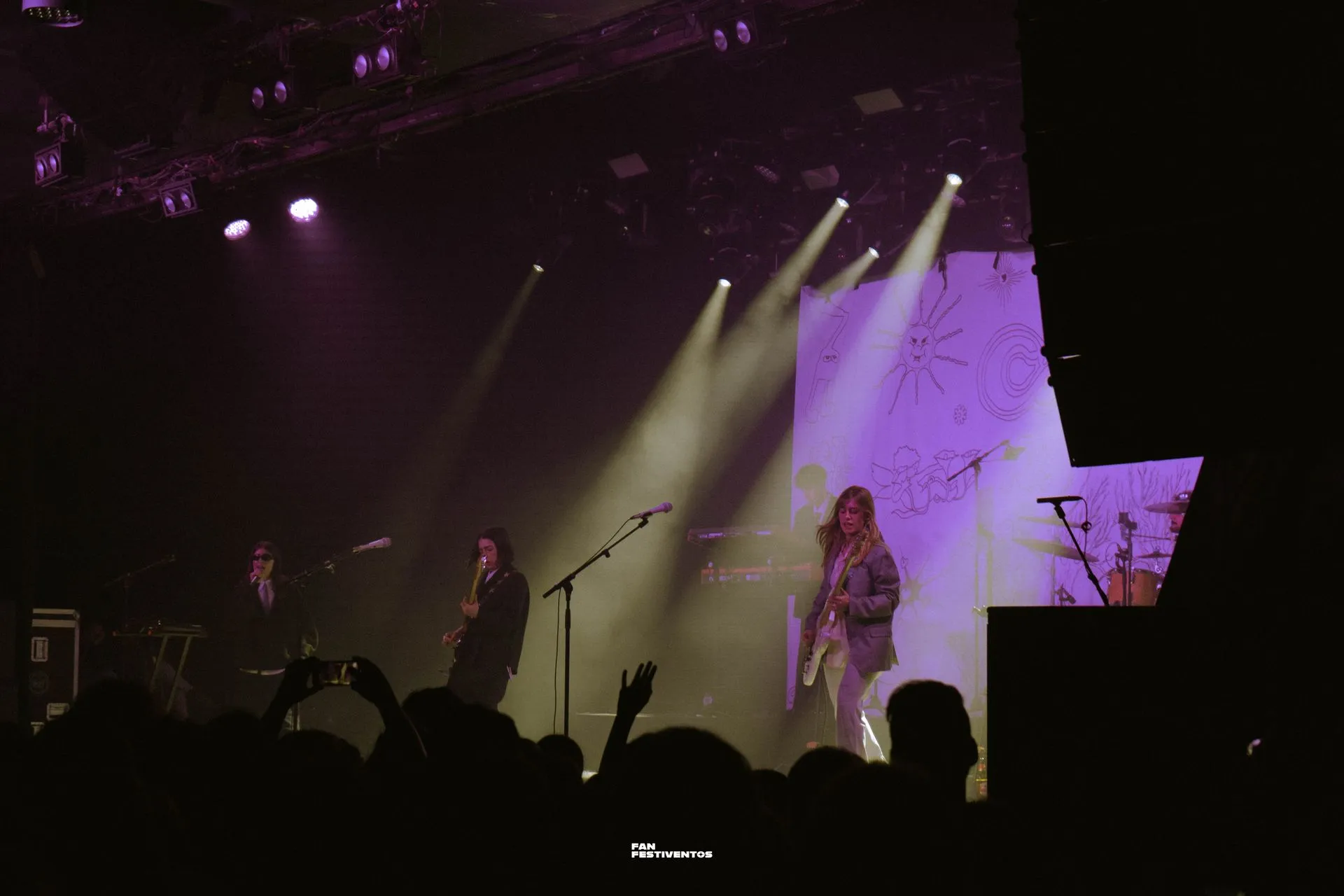 Cariño conquista La Riviera con su pop sincero y sin complejos