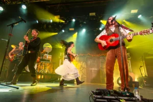 La Noche que Madrid se Rindió a la Música: Un Recuerdo Inolvidable de Carlos Ares en La Riviera